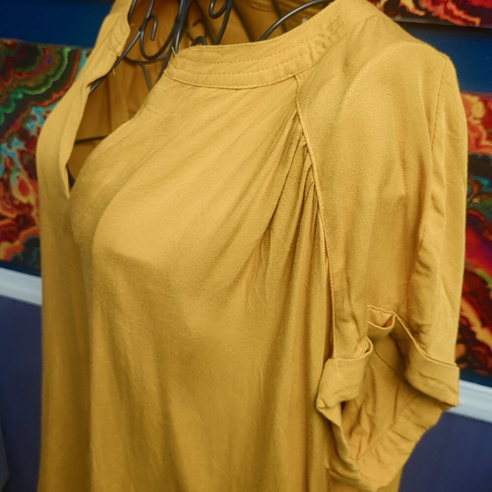 Rose + Olive ~ Sz L ~ V neck Shirt ~ Excellent Condition